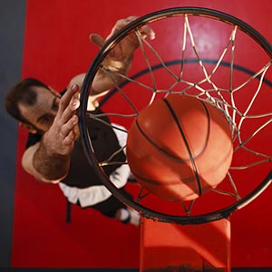 Basketball player makes slam dunk - Man Dunking