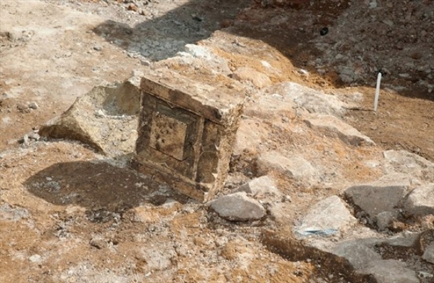 king richard the III's skeleton dicovered under a parking lot